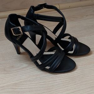 EUC Isola black strappy sandals 6B